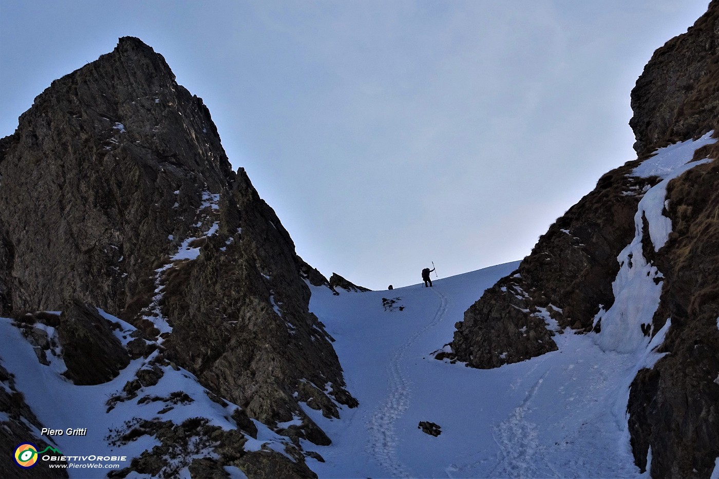 43 Susi con Nika in cima al canalino.JPG